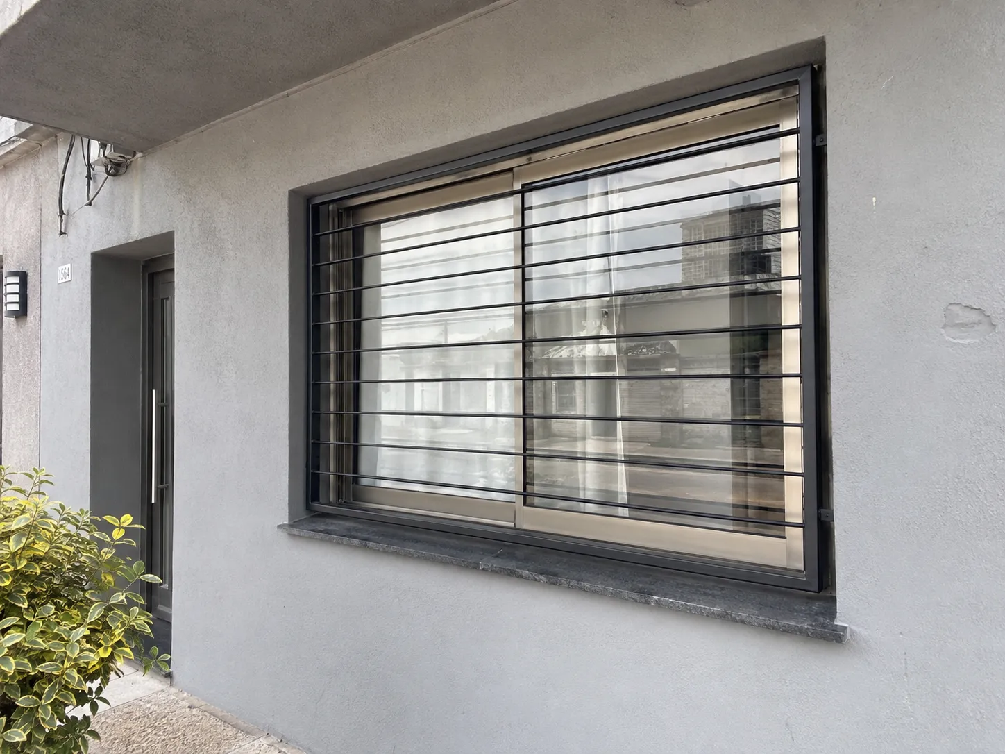 Reja de ventana moderna — trabajo de herrería de Hierro Fach